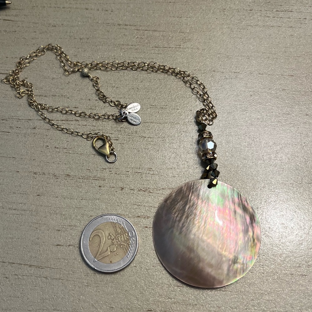 Shell pendant necklace